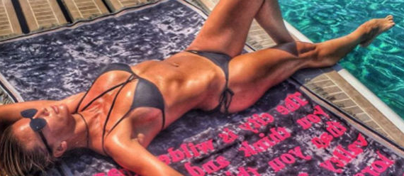 Ivana Sert'ten bikini show