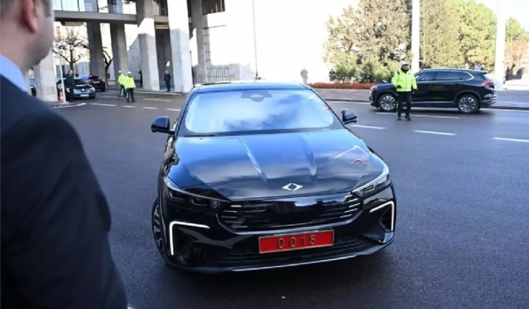 mehmet fatif kacır meclise togg yeni modeli ile geldi