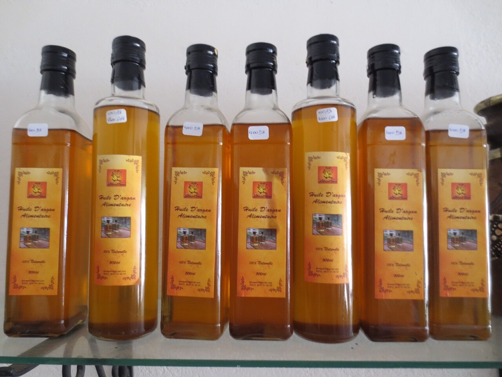 Argan yağı şişesi ve argan çekirdekleri