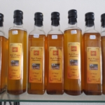 Argan yağı şişesi ve argan çekirdekleri