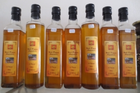 Argan yağı şişesi ve argan çekirdekleri