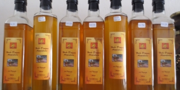 Argan yağı şişesi ve argan çekirdekleri