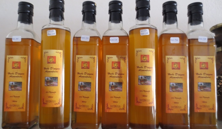 Argan yağı şişesi ve argan çekirdekleri