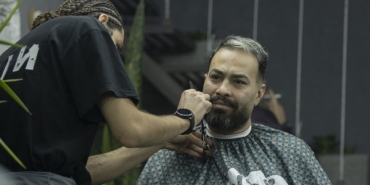 Berberde sakal bakımı yaptıran erkek