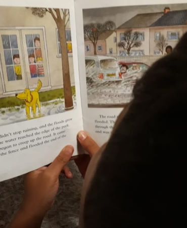 Kitap okuyan meraklı bir çocuk