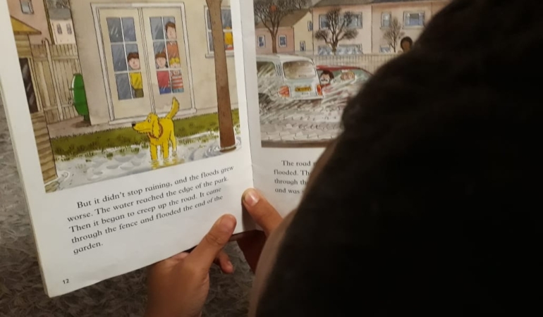 Kitap okuyan meraklı bir çocuk