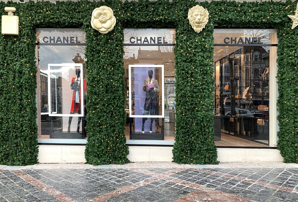 Askılarda kıyafetlerin sergilendiği butik mağaza