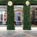 Askılarda kıyafetlerin sergilendiği butik mağaza