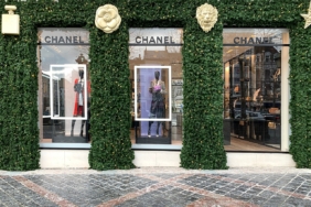 Askılarda kıyafetlerin sergilendiği butik mağaza