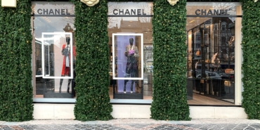 Askılarda kıyafetlerin sergilendiği butik mağaza