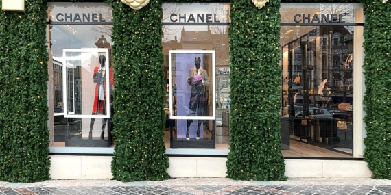 Askılarda kıyafetlerin sergilendiği butik mağaza