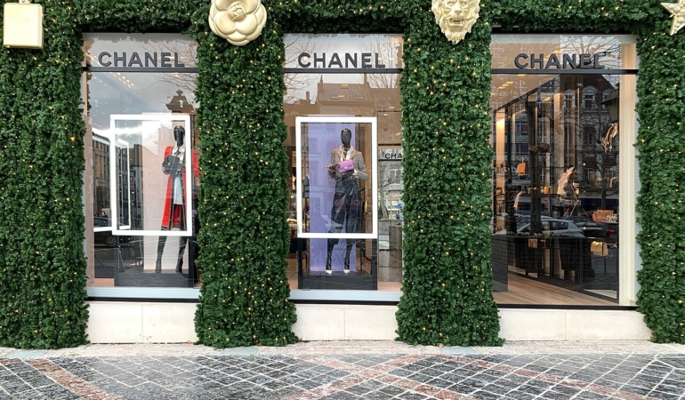 Askılarda kıyafetlerin sergilendiği butik mağaza