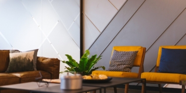 Modern bir ofiste toplantı odası