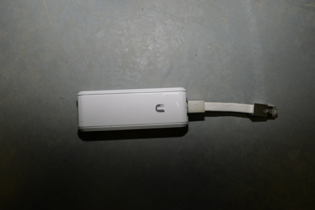 Modeme takılı ethernet kablosu