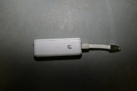 Modeme takılı ethernet kablosu