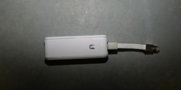 Modeme takılı ethernet kablosu