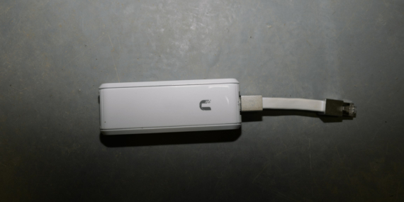 Modeme takılı ethernet kablosu