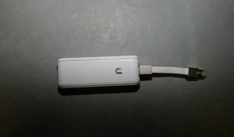 Modeme takılı ethernet kablosu