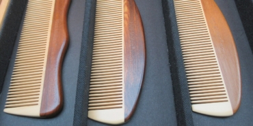 Kuru saç bakımı için ahşap tarak