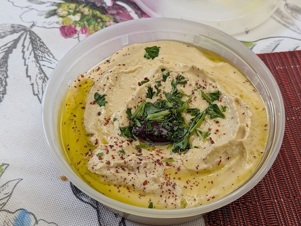 Kâsede humus ve yanında pide