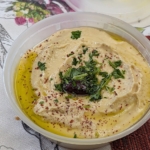 Kâsede humus ve yanında pide
