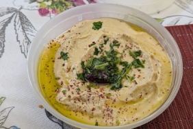 Kâsede humus ve yanında pide