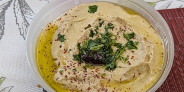 Kâsede humus ve yanında pide