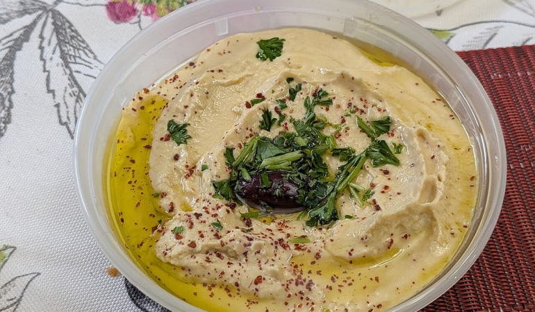 Kâsede humus ve yanında pide