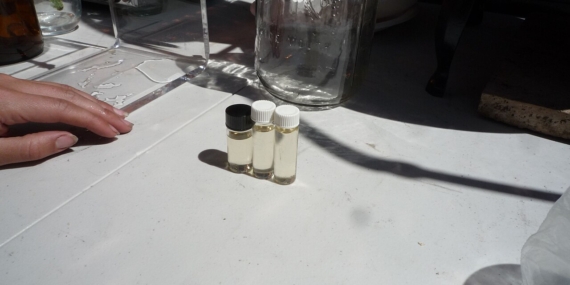 Lavanta çiçekleri ve küçük bir şişe lavanta yağı