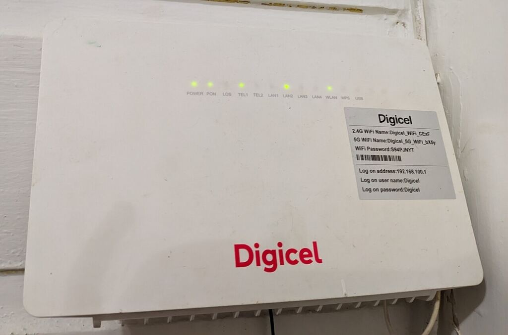 Masa üzerinde duran internet modemi