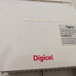 Masa üzerinde duran internet modemi
