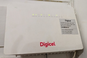Masa üzerinde duran internet modemi