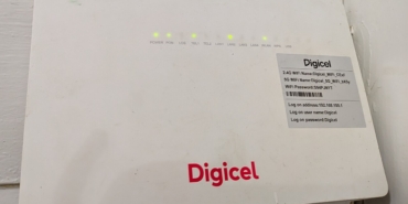 Masa üzerinde duran internet modemi