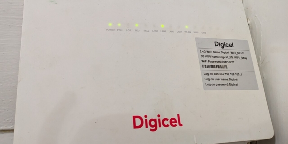 Masa üzerinde duran internet modemi