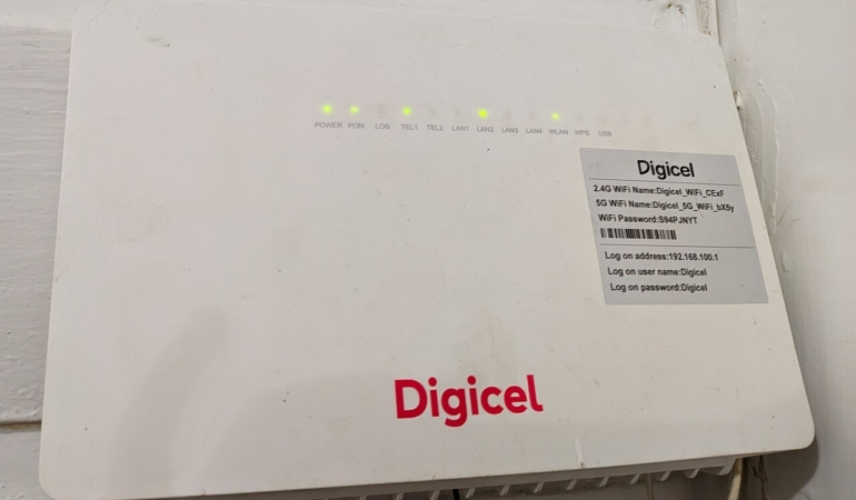 Masa üzerinde duran internet modemi