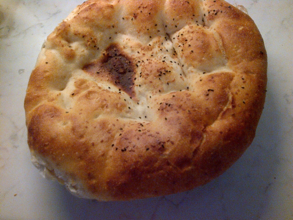 Susamlı ve çörek otlu taze Ramazan pidesi