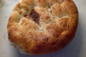 Susamlı ve çörek otlu taze Ramazan pidesi