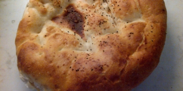 Susamlı ve çörek otlu taze Ramazan pidesi
