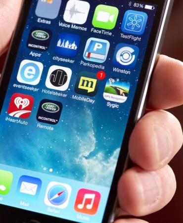 Uygulama simgeleri görünen akıllı telefon ekranı