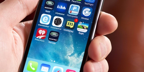 Uygulama simgeleri görünen akıllı telefon ekranı
