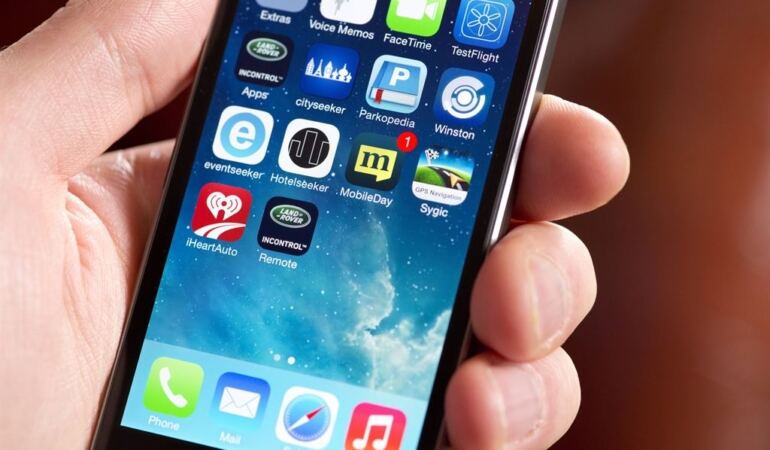 Uygulama simgeleri görünen akıllı telefon ekranı