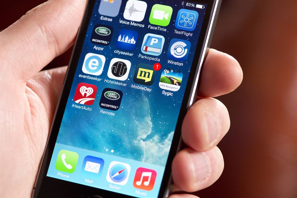 Uygulama simgeleri görünen akıllı telefon ekranı
