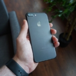 Elinde akıllı telefon tutan kişi