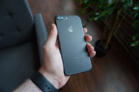Elinde akıllı telefon tutan kişi