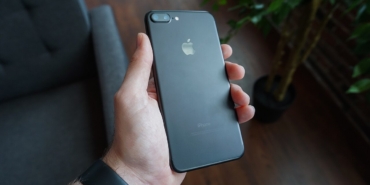 Elinde akıllı telefon tutan kişi