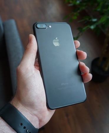 Elinde akıllı telefon tutan kişi