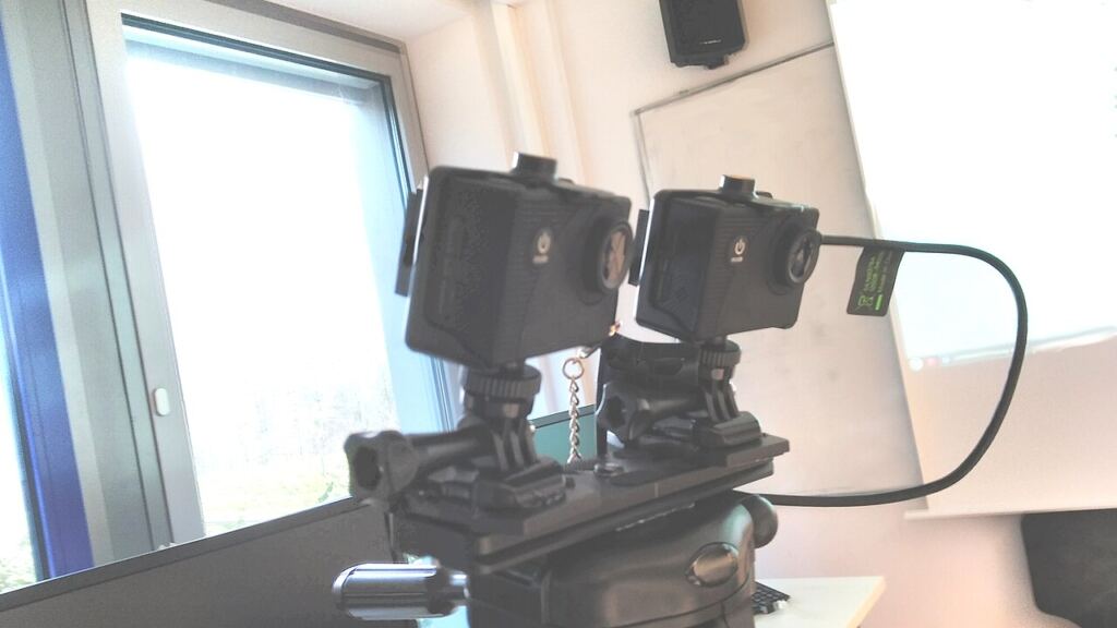 Halka ışık ve tripod üzerinde canlı yayına hazır telefon