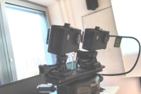 Halka ışık ve tripod üzerinde canlı yayına hazır telefon
