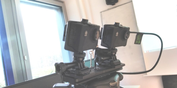 Halka ışık ve tripod üzerinde canlı yayına hazır telefon