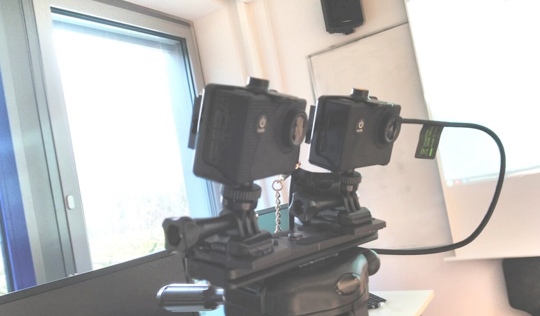 Halka ışık ve tripod üzerinde canlı yayına hazır telefon